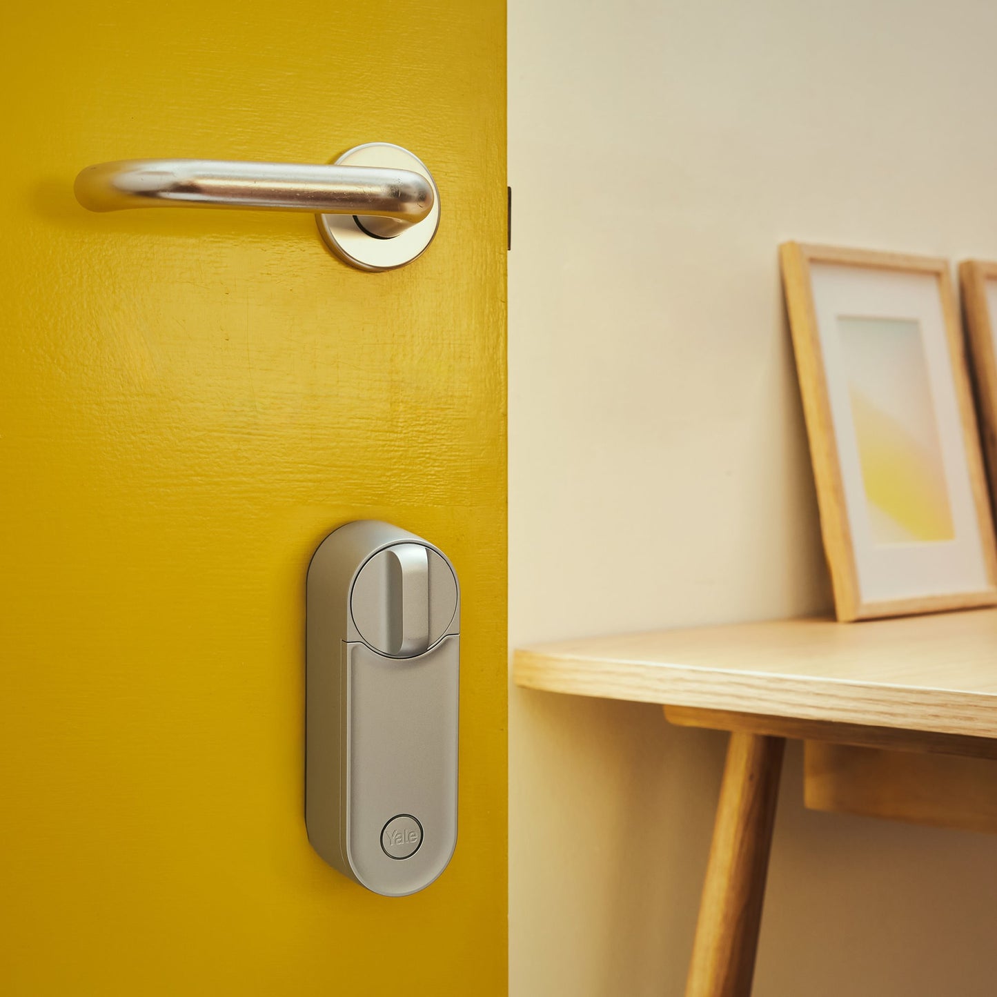 Yale Linus® Smart Lock L2 – Смарт ключалка за врата с автоматично заключване и отключване, Wi-Fi и Bluetooth, сребрист