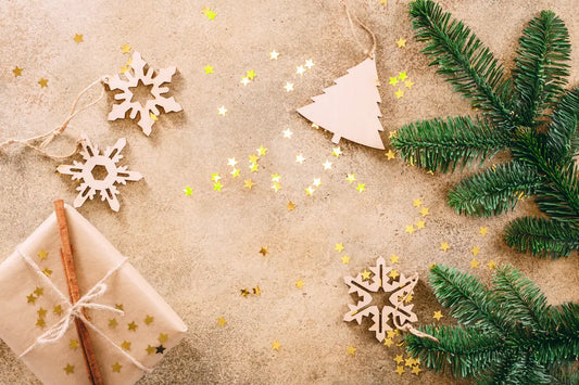 Christmas gifts and smart gadgets – a festive flat lay with tech and modern gift ideas.