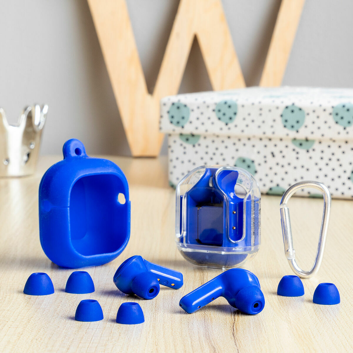 innovagoods-bezhichni-slushalki-s-kutiya-za-zarezhdane-blue-11